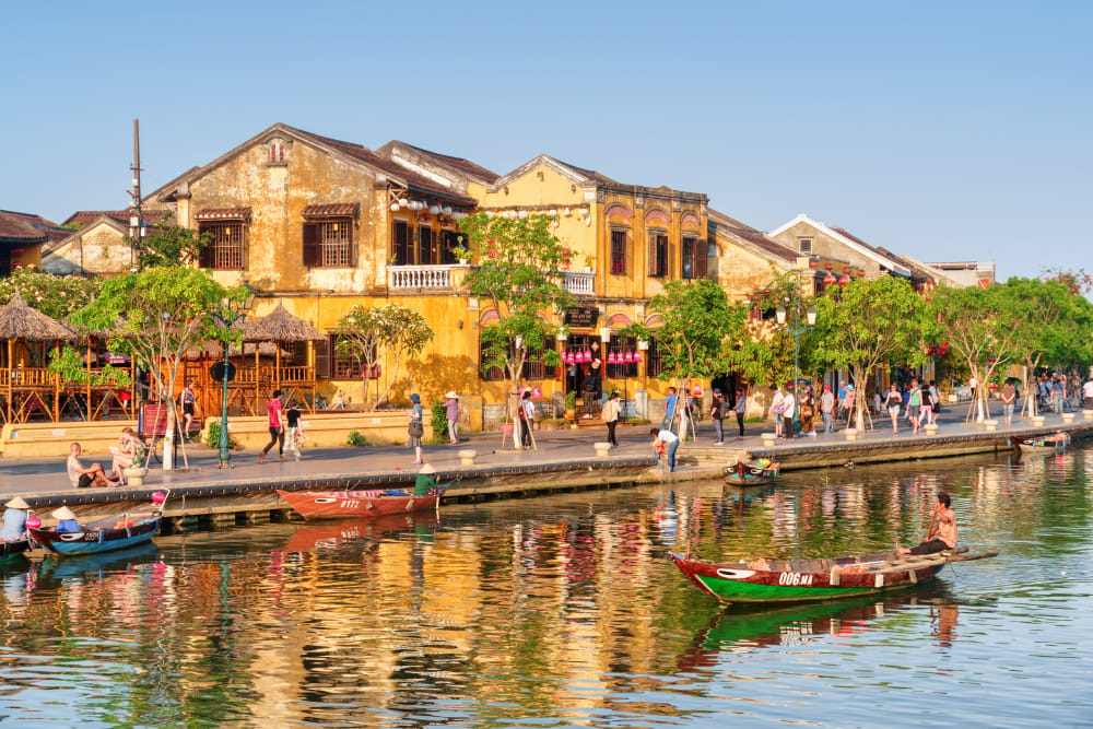 Smuk udsigt over Hoi An i Vietnam med den historiske gamle bydel, floden og traditionelle bygninger.