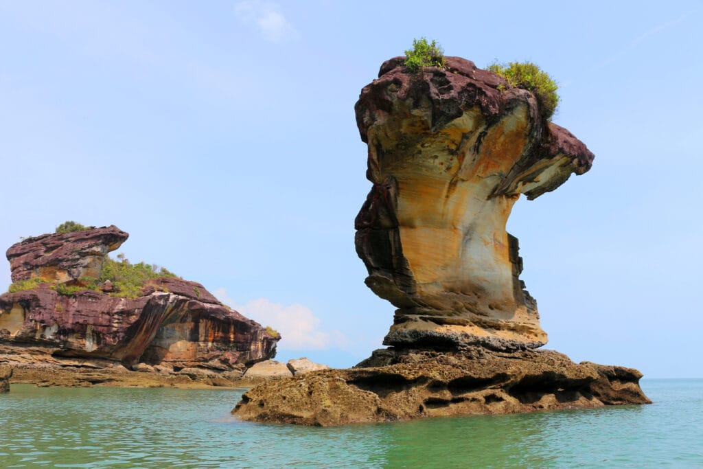 Bako Nationalpark på malaysisk Borneo med dramatiske klippeformationer, frodig regnskov og et unikt dyreliv tæt på kysten.