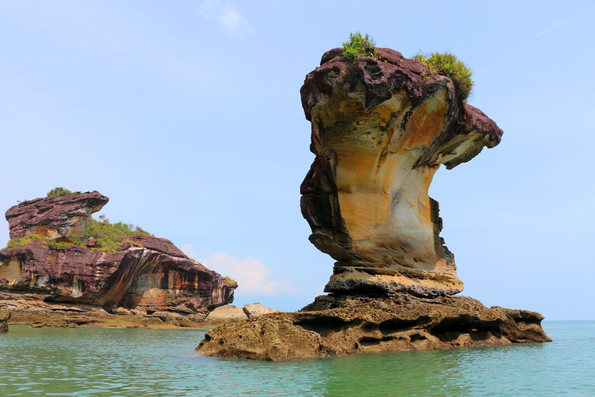 Bako Nationalpark på malaysisk Borneo med dramatiske klippeformationer, frodig regnskov og et unikt dyreliv tæt på kysten.