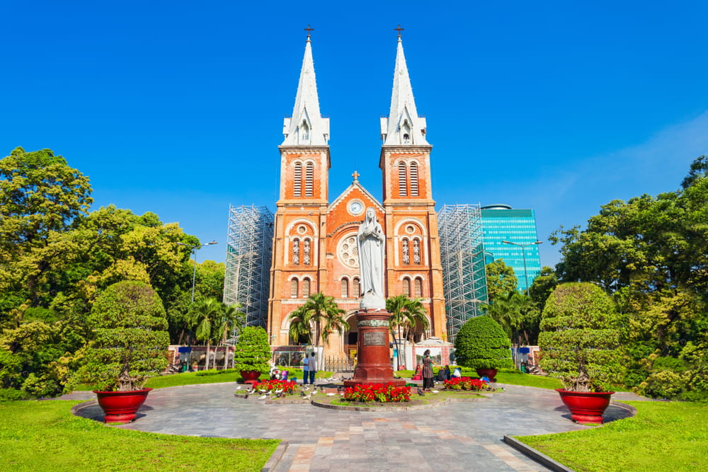 Notre Dame Cathedral Basilica of Saigon med røde mursten og tvillingetårne i hjertet af Ho Chi Minh City.