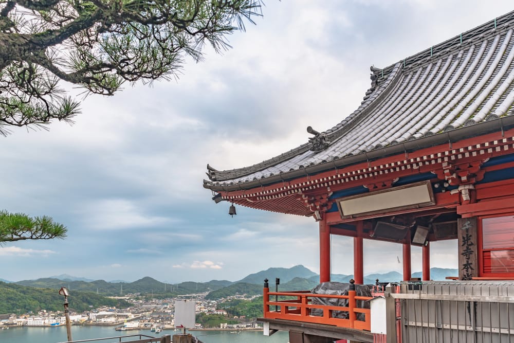 Senkoji-templets hovedhal i Onomichi, Japan, placeret på bjergsiden med udsigt over byen og havet.