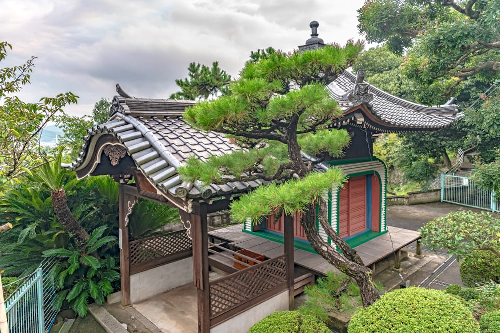 Bishamondo-hallen ved Senkoji-templet i Onomichi med udsigt over byen og havet.