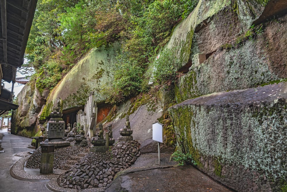 Senkoji-templets omgivelser i Onomichi med stier, bygninger og udsigt over byen.
