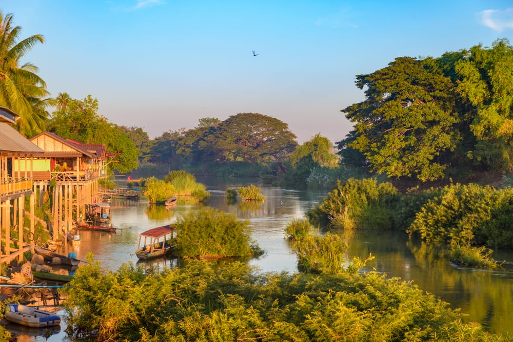 Solopgang med tåge og dramatiske farver over Mekongfloden i 4000 Islands-regionen, Laos