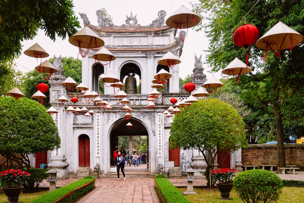 Litteraturens Tempel i Hanoi med traditionelle pavilloner, gårdhaver og historiske stentavler