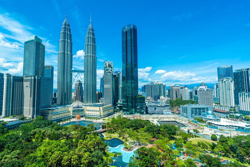 Et arkitektonisk smukt bygningsværk i hjertet af Kuala Lumpur, hvor moderne design og byens pulserende atmosfære mødes i et levende storbylandskab.