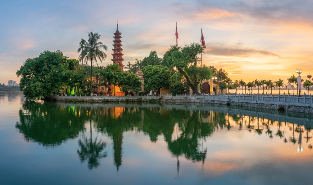 Panoramaudsigt over Tran Quoc-pagoden ved West Lake i Hanoi, Vietnams ældste buddhistiske tempel
