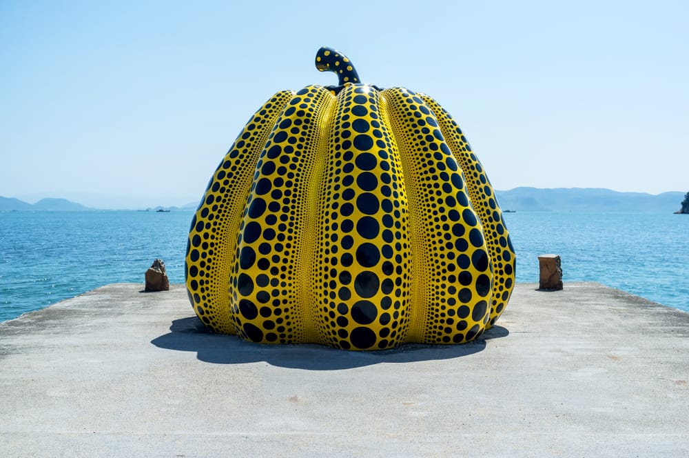 Yayoi Kusamas store gule græskar på Naoshima, placeret på en mole med udsigt over Seto-indhavet.