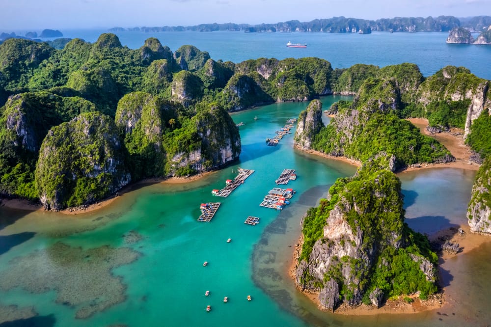 Halong Bay bugten - Kendt for smukke kalkstensøer