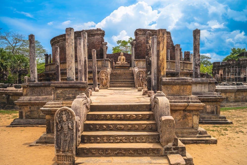 Sacred Quadrangle i den gamle by Polonnaruwa med stenbygninger, templer og ruiner i Sri Lanka.