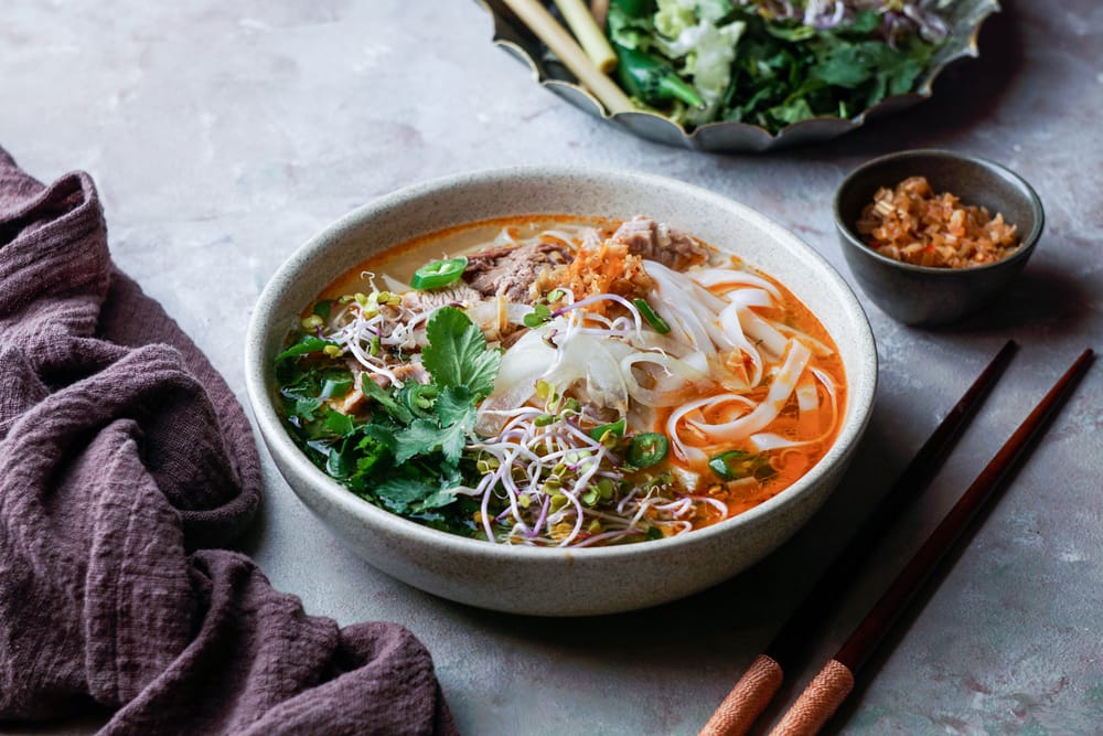 bun bo hue (krydret oksekødsnudelsuppe)