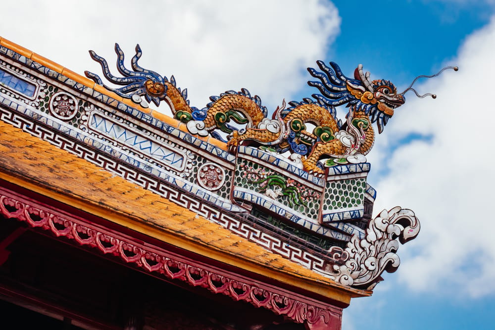 Detaljeret paladsudsmykning i Huếs kejserlige by – UNESCO-verdensarv med farverige mosaikker og traditionel vietnamesisk arkitektur