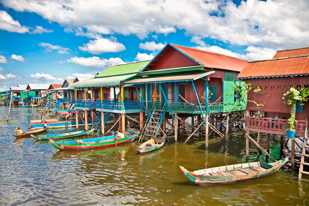 Flydende landsby Komprongpok på Tonle Sap-søen i Cambodja med huse på pæle og både på vandet
