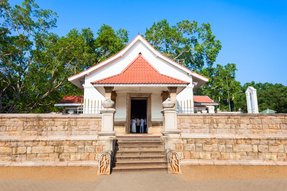 Jaya Sri Maha Bodhi-templet i Anuradhapura med det hellige Bodhi-træ, pilgrimme og tempelområde i Sri Lanka.