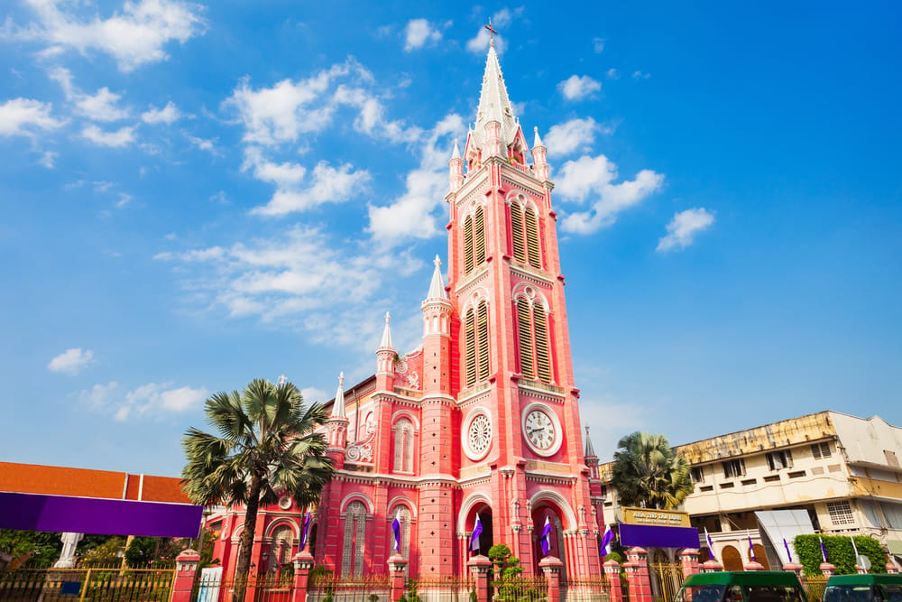 Tan Dinh-kirken i Ho Chi Minh City med lyserød facade, hvide ornamenter og højt klokketårn