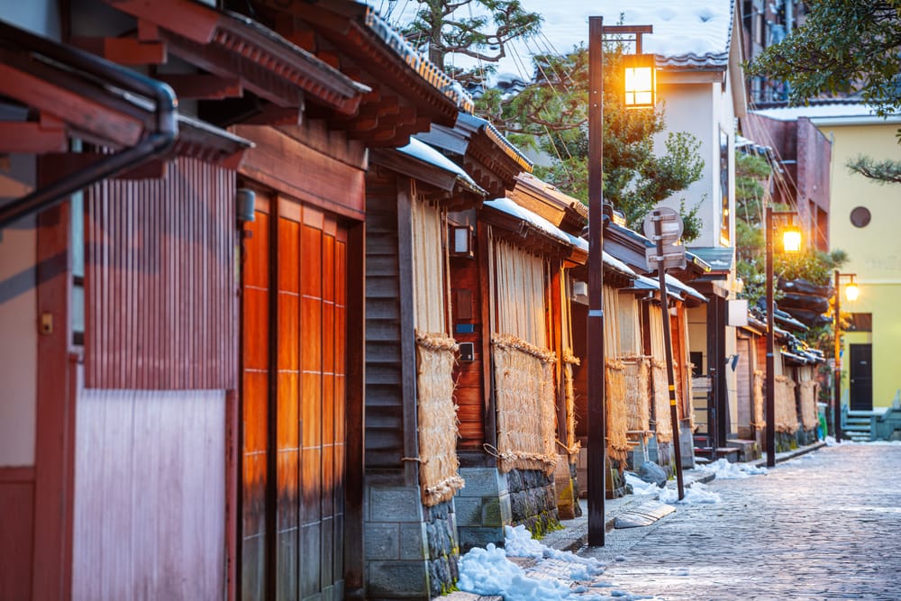 Samuraikvarteret i Kanazawa set i skumringen, med traditionelle lave huse, smalle gader og varmt lys fra lanternerne.