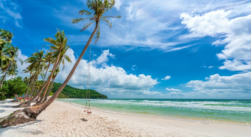 Tropisk strandlandskab med palmer og hvidt sand på Sao Beach, Phu Quoc, Vietnam