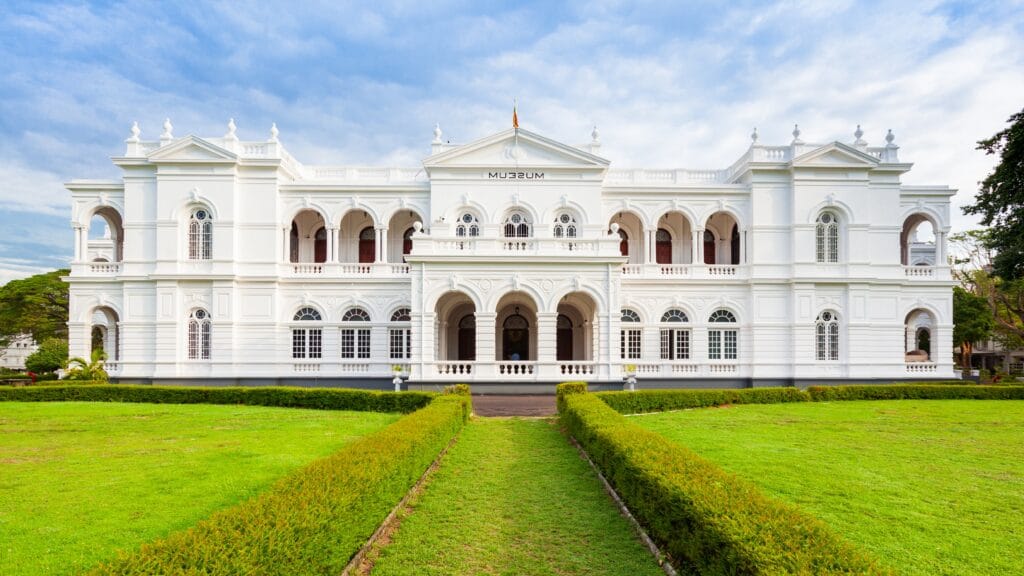 Sri Lanka National Museum i Colombo med hvid kolonial bygning og grønne omgivelser.