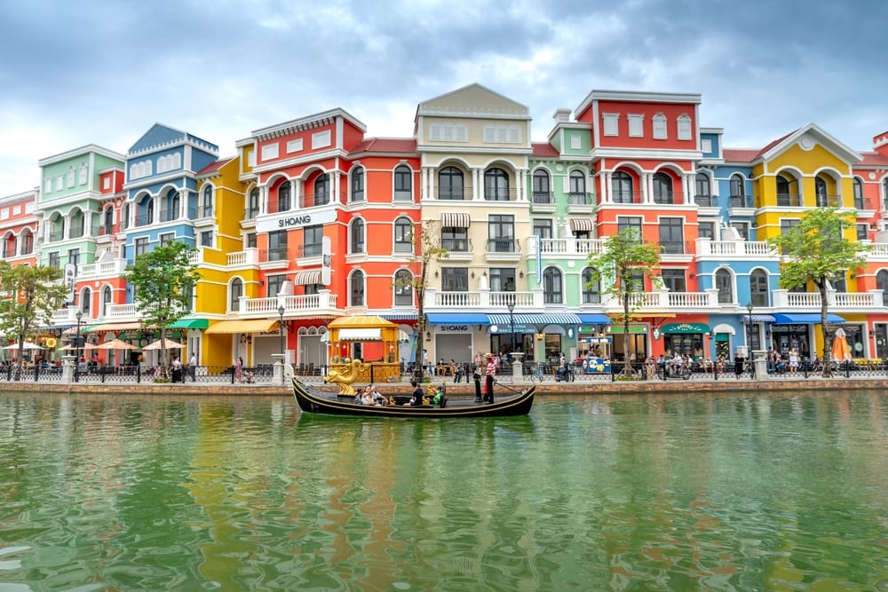 Grand World Phu Quoc i Kien Giang-provinsen, Vietnam, med farverige bygninger, lys og livlig aftenstemning i februar