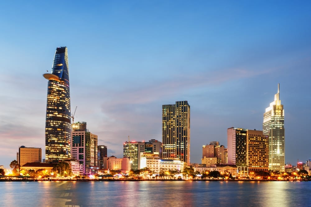 Skyline i Ho Chi Minh City med skyskrabere og Saigon-floden i forgrunden