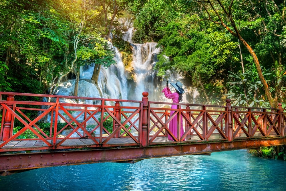 Turist ved Tat Kuang Si-vandfaldet – Luang Prabang
