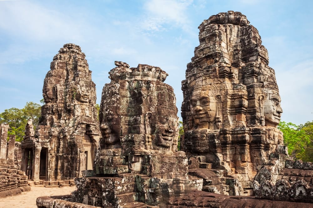 Bayon-templet i Angkor, Cambodja, med tårne dekoreret med smilende stenansigter.