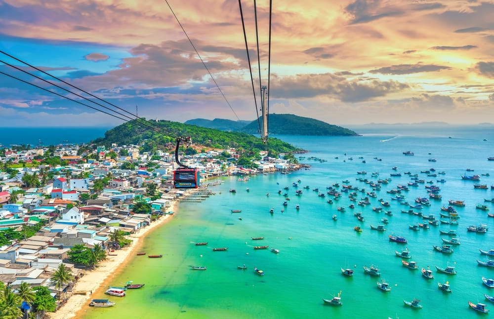Verdens længste svævebanetur på Phu Quoc i Vietnam med udsigt over tropiske øer og krystalklart hav.