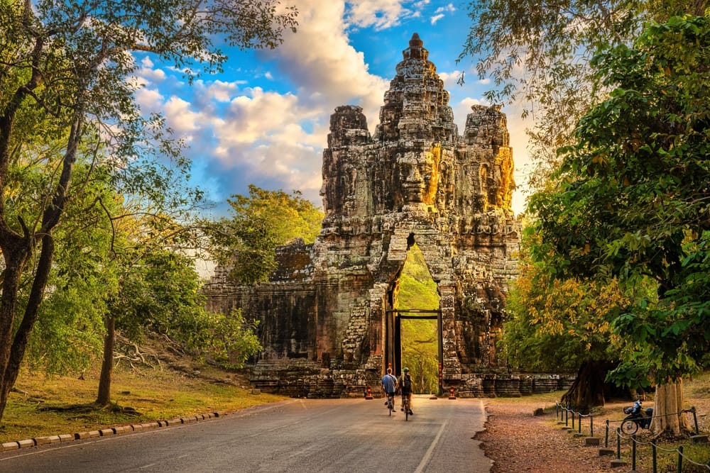 South Gate til Angkor Thom med stenansigter og rækker af guder og dæmoner ved Angkor Wat-komplekset i Cambodja