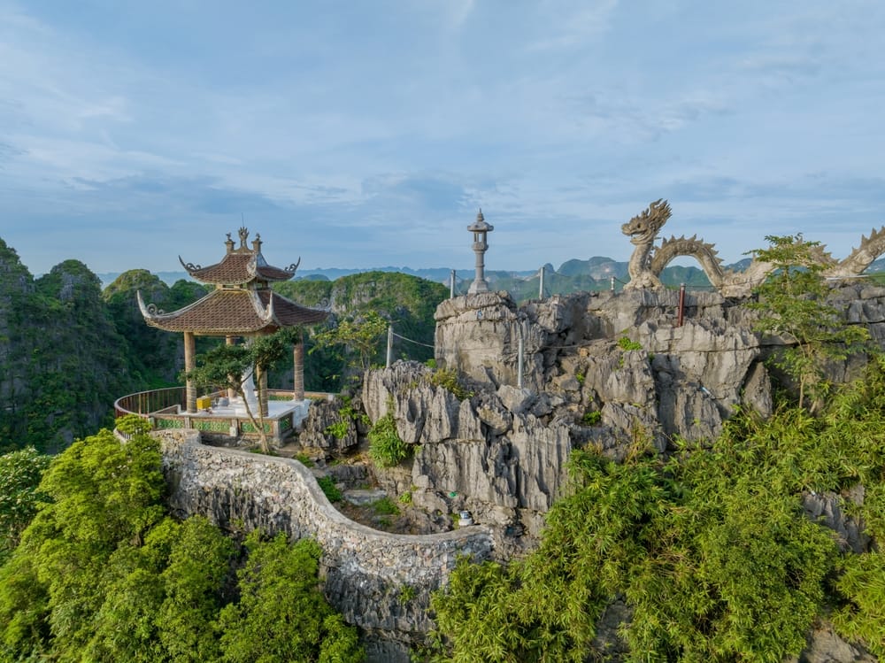 Stentrappe og drageudsmykning ved Mua Cave i Tam Coc, Ninh Binh, Vietnam