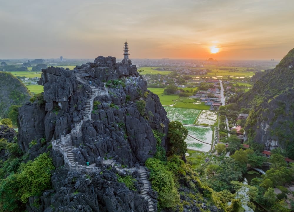 Udsigtspunktet ved Mua Cave i Tam Coc, Ninh Binh, efter 500+ trappetrin, med panorama over rismarker og kalkstensbjerge