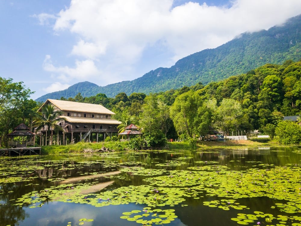 Sarawak Cultural Village i Kuching, et levende frilandsmuseum hvor traditionelle langhuse, kulturarv og lokale danse giver et indblik i Borneos etniske mangfoldighed.
