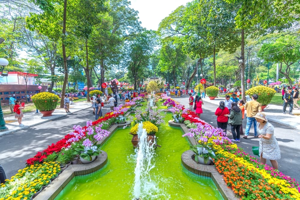 Festivalfejring i Ho Chi Minh City med farverige Tet-dekorationer og livlig gadeudsmykning