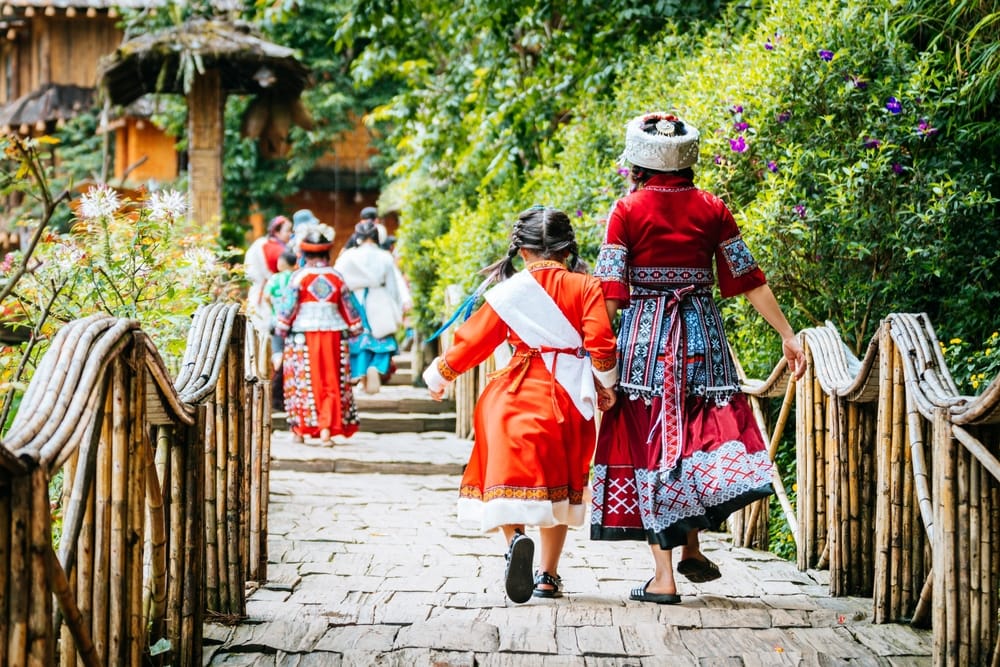Hmong-folk i Nordvietnam iført farverige, traditionelle dragter med broderede mønstre og etnisk udsmykning