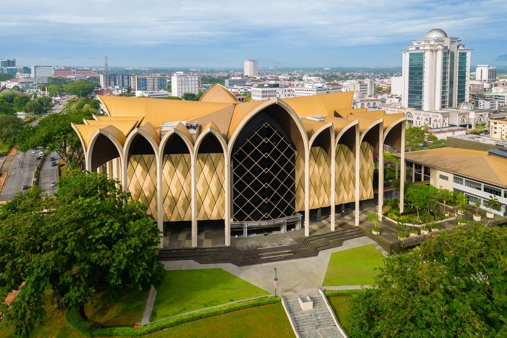 Borneo Cultures Museum, en central del af Sarawaks museumskompleks, med moderne arkitektur og udstillinger der fortæller historien om Borneos kulturarv.