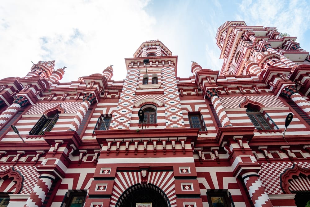 Et karakteristisk rødt og hvidt byhus, hvor Colombo viser sin farverige arkitektur og levende kulturarv.
