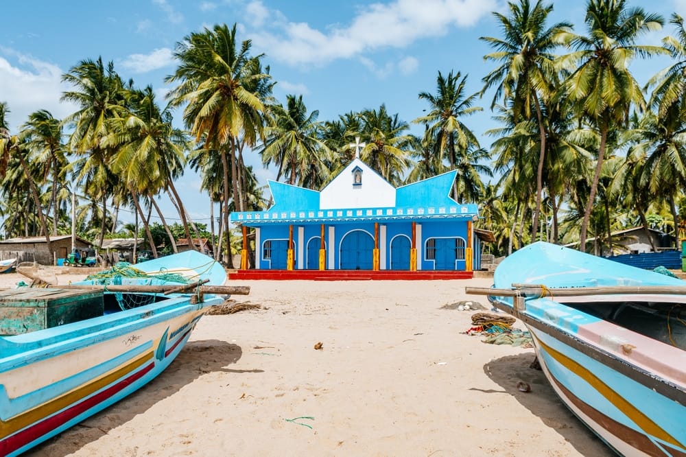En smuk udsigt over stranden i Trincomalee hvor det lyse sand og det rolige hav skaber en afslappet stemning langs kysten