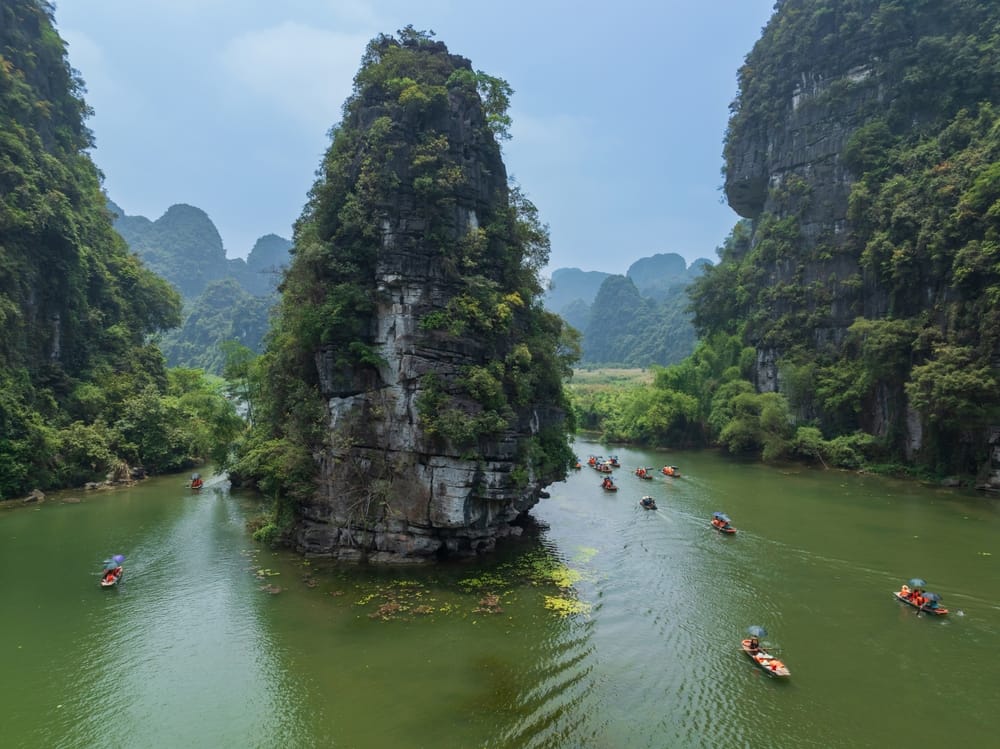 Luftfoto af Trang An-landskabet i Ninh Binh, Vietnam, med floder, kalkstensbjerge og grøn natur