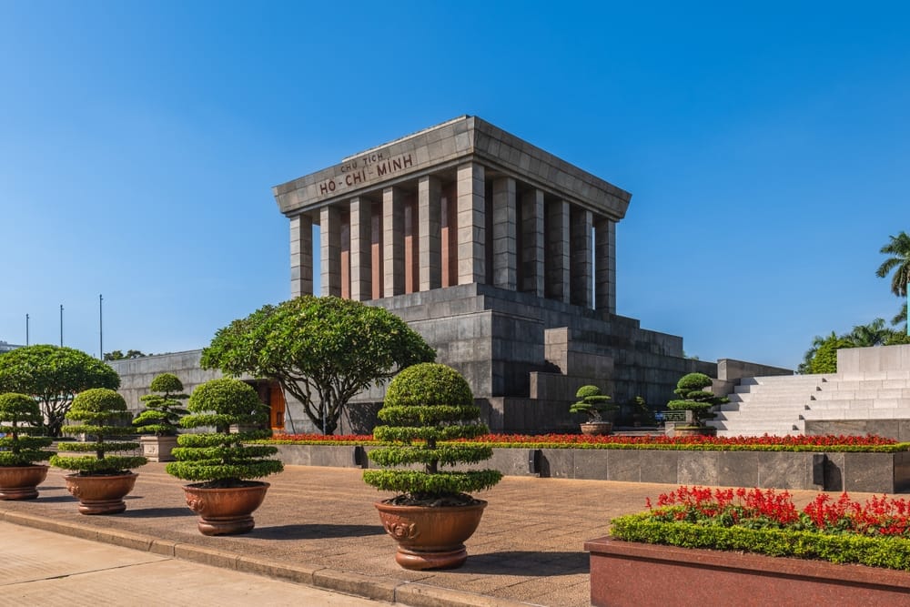 Ho Chi Minh Mausoleet på en smuk solskinsdag i Hanoi