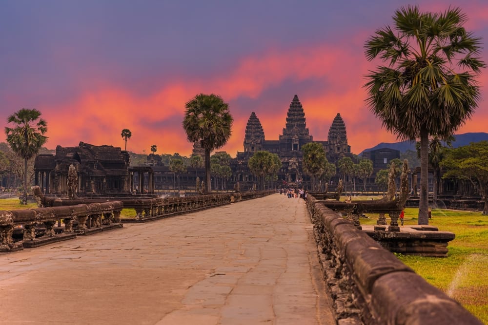 Solopgang over Angkor Wat-templet i Cambodja med farvet himmel og silhuetter af tårne