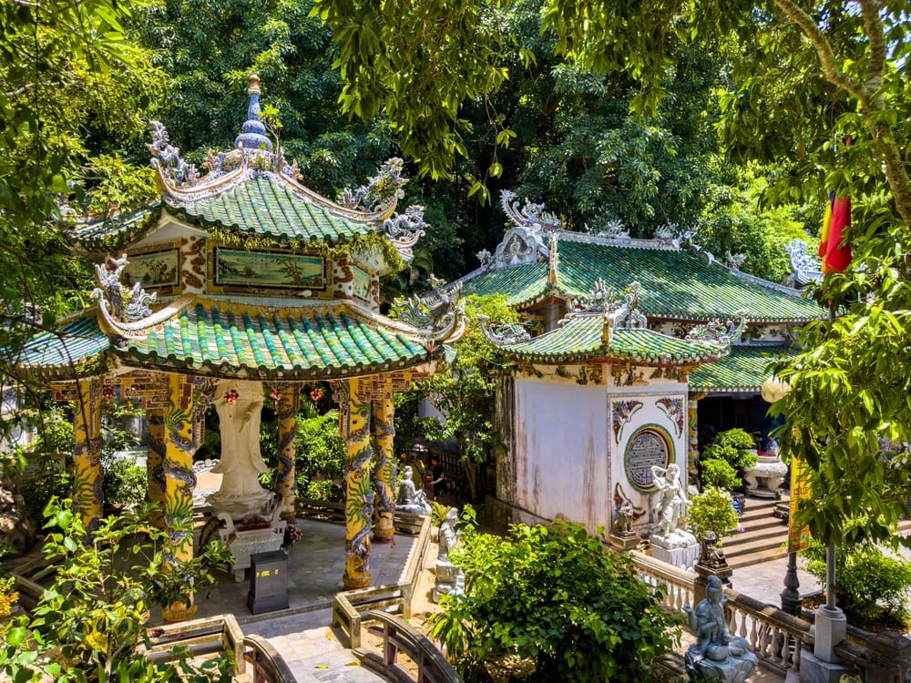 Udsigt over grotte og buddhistisk tempel i Marble Mountains i Da Nang, Vietnam.