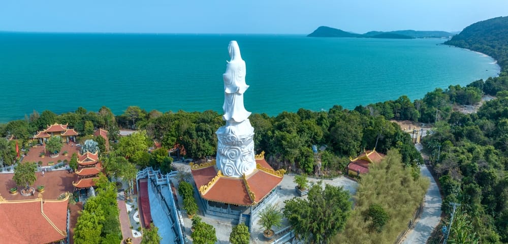 Luftfoto af Phu Quoc, Vietnam, med turkisblåt hav, hvide strande og tropisk kystlinje