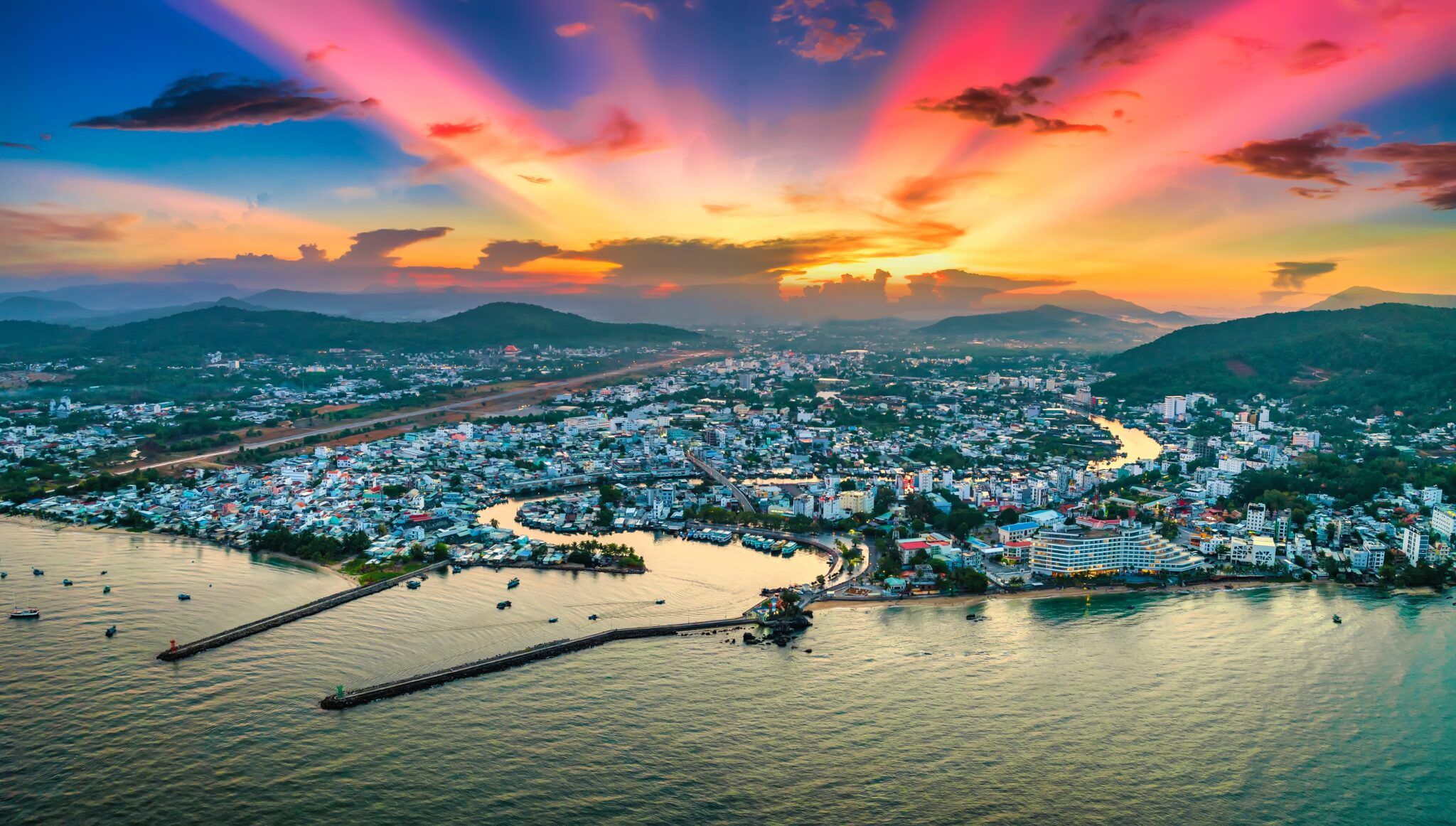 Luftfoto af Phu Quoc, Vietnam, med turkisblåt hav, hvide strande og tropiske omgivelser