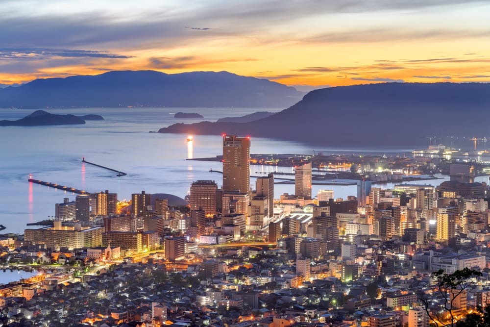 Skyline over Takamatsu med høje bygninger, havneområde og udsigt mod Seto-indhavet.