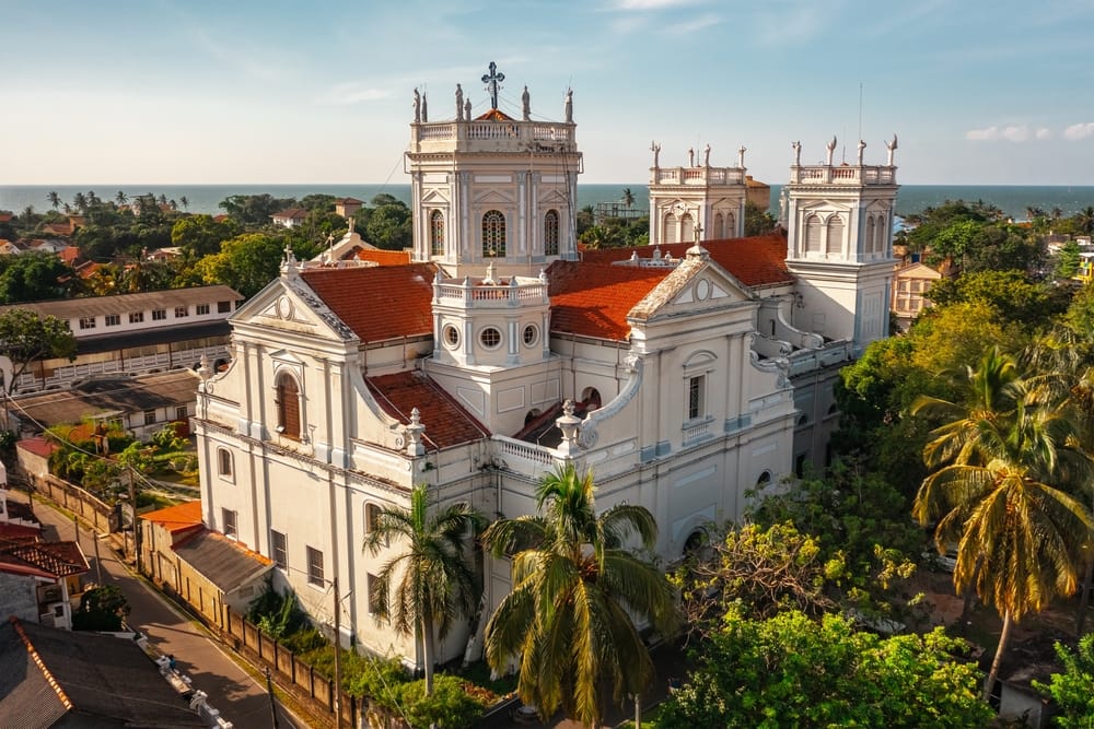 Luftfoto af St. Mary’s Church i Negombo omgivet af byens gader og bygninger.