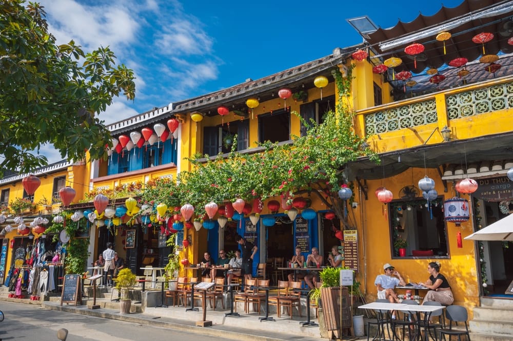 Farverig gade i Hoi An, Vietnam på en sommerdag