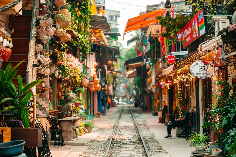 Morgentur med tog i Hanoi, Vietnam, set inde fra togvognen.