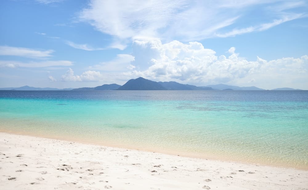 Sibuan Island i Tun Sakaran Marine Park i Sabah, et postkortsmukt tropisk paradis med krystalklart vand, hvide sandstrande og uberørt marineliv.