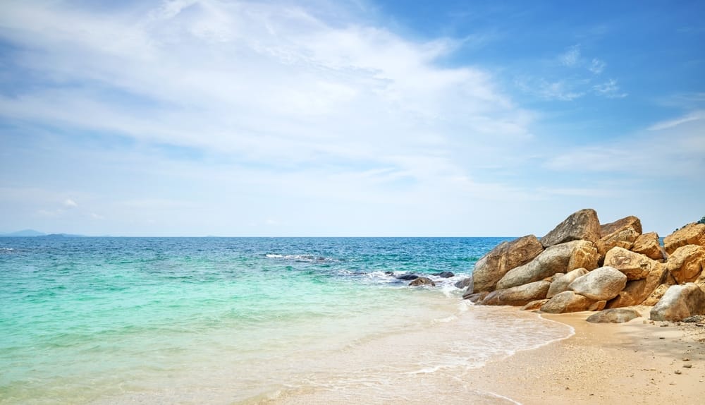 Den hvide sandstrand på Mamutic Island lokker med klart turkisblåt vand og udsigt til frodige øer – en tropisk perle i Tunku Abdul Rahman Nationalpark ud for Sabah.