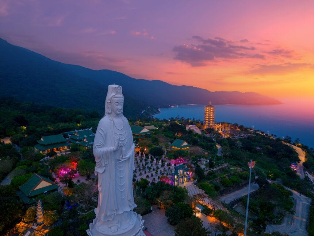 Oplev den storslåede Lady Buddha-statue ved Linh Ung-pagoden i Da Nang ved solnedgang. Luftfoto med panoramaudsigt over havet, Son Tra-halvøen og Vietnams spirituelle vartegn.