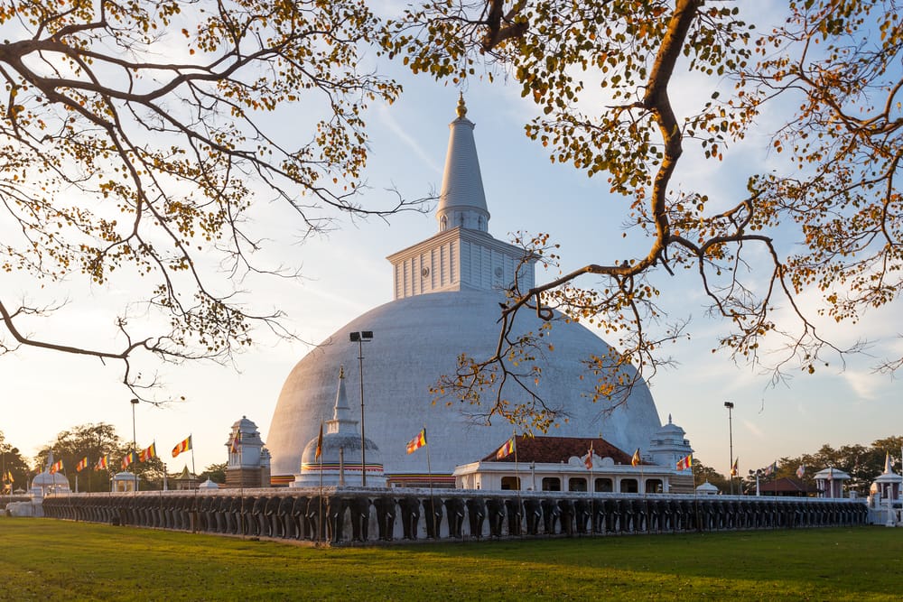Mahatupa (Ruwanwelisaya) i Anuradhapura ved solnedgang, en stor hvid buddhistisk dagoba i Sri Lanka.